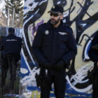 Agentes de la Policía montan guardia en las inmediaciones de la cabaña que utilizaban los dos presuntos yihadistas detenidos este miércoles.-EFE / FERNANDO VILLAR