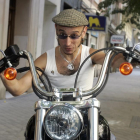 El cantante y compositor Fito Cabrales es un entusiasta de las motos y desde Pingüinos desde hace años.-EL MUNDO