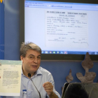 Policarpo Sánchez muestra uno de los documentos pertenecientes al Archivo de Salamanca.-ICAL