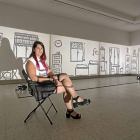 Judith Álvarez junto a su instalación 'Home' que presenta en la sala de exposiciones del Calderón.-Miguel Ángel Santos