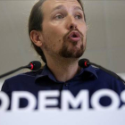 El líder de Podemos, Pablo Iglesias, en la rueda de prensa que ha ofrecido este lunes en la sede de su partido.-Foto: JOSÉ LUIS ROCA
