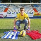 Kepa Arrizabalaga posa en marzo con las camisetas de la Ponferradina y de la selección española sub21.-L. De la Mata.