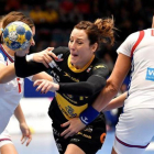 Macarena Aguilar juega entre dos rivales serbias.-TT NEWS AGENCY