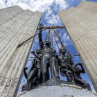 Grupo escultórico dedicado a la memoria de Onésimo Redondo en el cerro de San Cristóbal.-Pablo Requejo