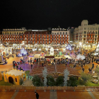 La plaza Mayor de Valladolid iluminada con las luces navideñas en su primer día de alumbrado.-J.M.LOSTAU