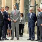 El alcalde del Real Sitio de San Ildefonso, José Luis Vázquez y Felipe VI, junto al ministro Alfonso Dastis .-ICAL