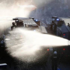 La policía utlizia cañones de agua contra los manifestantes que protestan contra la cumbre del G-20.-REUTERS