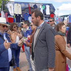 El alcalde, Óscar Puente, durante su visita al mercadillo en el Real de la Feria.-ICAL