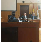 El condenado junto a su letrado defensor durante el juicio celebrado en la Audiencia de Valladolid. - EUROPA PRESS