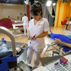 Momento de una donación de sangre.-J.M.LOSTAU