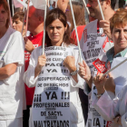Concentración de profesionales sanitarios para pedir la devolución de sus derechos en el Hospital Clínico de Valladolid.-ICAL