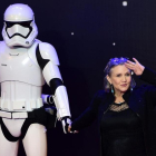 Carrie Fisher posa junto a un soldado imperial, en diciembre del 2015.-AFP / LEON NEAL