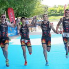 El equipo ganador atraviesa la meta situada en el paseo central del parque de Las Moreras.-J.M. Lostau