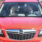 El Rey Felipe VI y el vicepresidente de finanzas de Opel Group, Michael Lohscheller, se disponen a conducir el Opel Mokka.-Foto: GM ESPAÑA