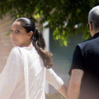 La cantante Isabel Pantoja acompañada de su hermano Agustín, en su regreso a prisión tras disfrutar de su primer permiso, en el Centro Penitenciario de Mujeres de Alcalá de Guadaira (Sevilla), el día 5.-Foto: EFE / RAÚL CARO