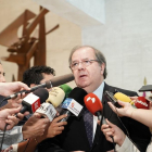 El presidente en funciones Juan Vicente Herrera se despide en un encuentro con los medios-ICAL