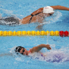 Belmonte (abajo) se cruza con Ledecky.-EFE / ALBERTO ESTÉVEZ