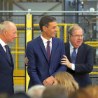 Thierry Bolloré, Pedro Sánchez y Juan Vicente Herrera, durante la visita a la planta de aluminio de Renault.-ICAL