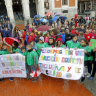 Niños y niñas de varios colegios de la ciudad defienden con pancartas la educación.-J. M. LOSTAU