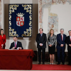 Felipe VI durante la firma del documento acompañado por la reina Letizia, Herrera, Cospedal, Dastis y Zoido.-J.M. LOSTAU