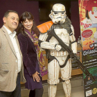 Carlos Ramírez y Ana Redondo posan con un soldado imperial en la presentación del Salón del Coleccionismo.-J. M. Lostau