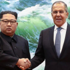 El mandatario norcoreano Kim Jong-un y el ministro de Exteriores ruso Sergéi Lavrov se estrechan la mano durante una reunión en Pionyang este jueves.-VALERY SHARIFULIN (AFP)