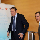 El consejero de Sanidad, Antonio María Sáez Aguado, y el director del Instituto de Ciencias de la Salud, Alberto Caballero (D), participan en Valladolid en el acto inaugural del curso de innovación y avances en vacunas-Rubén Cacho / ICAL