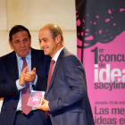 Sáez Aguado, entrega a Miguel Toledano, cirujano general del Hospital Medina del Campo (Valladolid), el tercer premio del concurso de ideas 'Sacyl Innova'.-ICAL