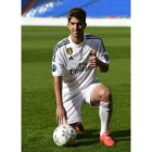 Lucas Silva posa vestido de blanco sobre el césped del Santiago Bernabéu, tras ser presentado como nuevo jugador del Madrid.-Foto:   AFP / PIERRE-PHILIPPE MARCOU
