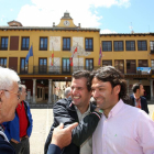 El candidato del PSOE a la Presidencia de la Junta, Luis Tudanca, junto al candidato a la Alcaldía de Tordesillas, José Antonio González Poncela, en la Plaza Mayor de esta localidad vallisoletana-ICAL