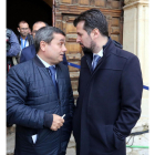 El portavoz del Grupo Socialista, Luis Tudanca (D), conversa con el exprocurador socialista José María Crespo durante el acto de homenaje a los procuradores de la 1ª a la 9ª legislatura.-ICAL