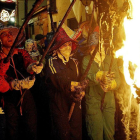 Un grupo de mayorganos portan los pellejos incandescentes en la procesión del Vítor.-J. M. LOSTAU
