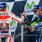 Marc Márquez y Valentino Rossi brindan en el podio de Motorland.-AFP / JAIME REINA