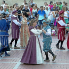 Los vecinos de la villa de Olmedo bailan vestidos con trajes del Siglo de Oro.-PABLO REQUEJO/PHOTOGENIC