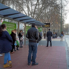 Varias personas esperan al bus en una parada de la ciudad.-MIGUEL ÁNGEL SANTOS