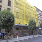 La fachada en obras de los que fueron los cines Roxy.-J. M. Lostau
