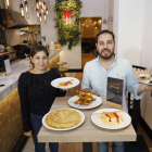 Los hermanos Cristina (i) y Jorge (d) San Juan Calleja muestran algunos de los platos  del establecimiento, donde destaca la tortilla al estilo ‘Las Canteras’ y la tarta de queso cremosa.-J.M. LOSTAU