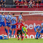 Salva Sevilla lanza una falta en el partido de este domingo ante el Depor-EFE
