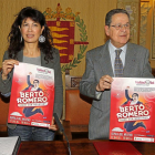 La concejala de Cultura, Ana Redondo, junto con el presidente de la AECC en Valladolid, Javier Arroyo.-J. M. LOSTAU