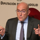 El presidente de la Diputación de Valladolid, Jesús Julio Carnero, presenta el proyecto de presupuestos de la Diputación de Valladolid para 2016.-ICAL