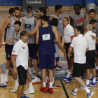 Los jugadores de la selección, al concluir el entrenamiento de este jueves en Madrid-PACO CAMPOS (EFE)