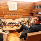 Óscar López sigue el desarrollo del Pleno extraordinario de las Cortes para la designación de los senadores en representación de la Comunidad-Ical