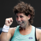 La tenista grancanaria Carla Suárez celebra su pase a cuartos de final del Abierto de Australia.-AP / VINCENT THIAN