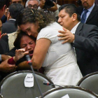 Legisladores reconfortan  a la diputada Carmen Medel Palma del Movimiento Regeneracion Nacional  Morena   luego de que recibiera la noticia de que su hija habia sido asesinada.-EFE