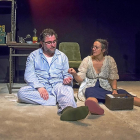 Los actores Javier Manzanera y Celia Nadal en una escena de la obra ‘Espacio Disponible’.-PERIGALLO TEATRO