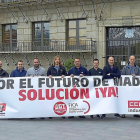 Pablo Fernández y representantes del comité de empresa de Made se concentran ayer frente al Ayuntamiento.-EL MUNDO