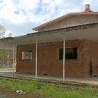 El antiguo colegio público Santiago López presenta una imagen  de abandono y suciedad  tras doce años cerrado.-LA 8