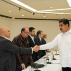 Maduro y el opositor Torrealba se estrechan la mano durante el inicio de la mesa de diálogo en Caracas.-REUTERS