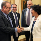 Rey saluda a la ministra de Educación, Isabel Celaá.-ICAL