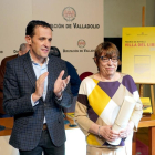 El presidente de la Diputación de Valladolid, Conrado Íscar, entrega el Premio de Novela 'Villa del Libro' 2017 a la escritora y periodista María Rosalía Corencia López, por su novela 'Juan Mingo-Prieto'.-ICAL